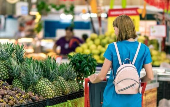 Pourquoi les caisses libre-service dans les supermarchés sont-elles plus populaires que les caisses manuelles ?